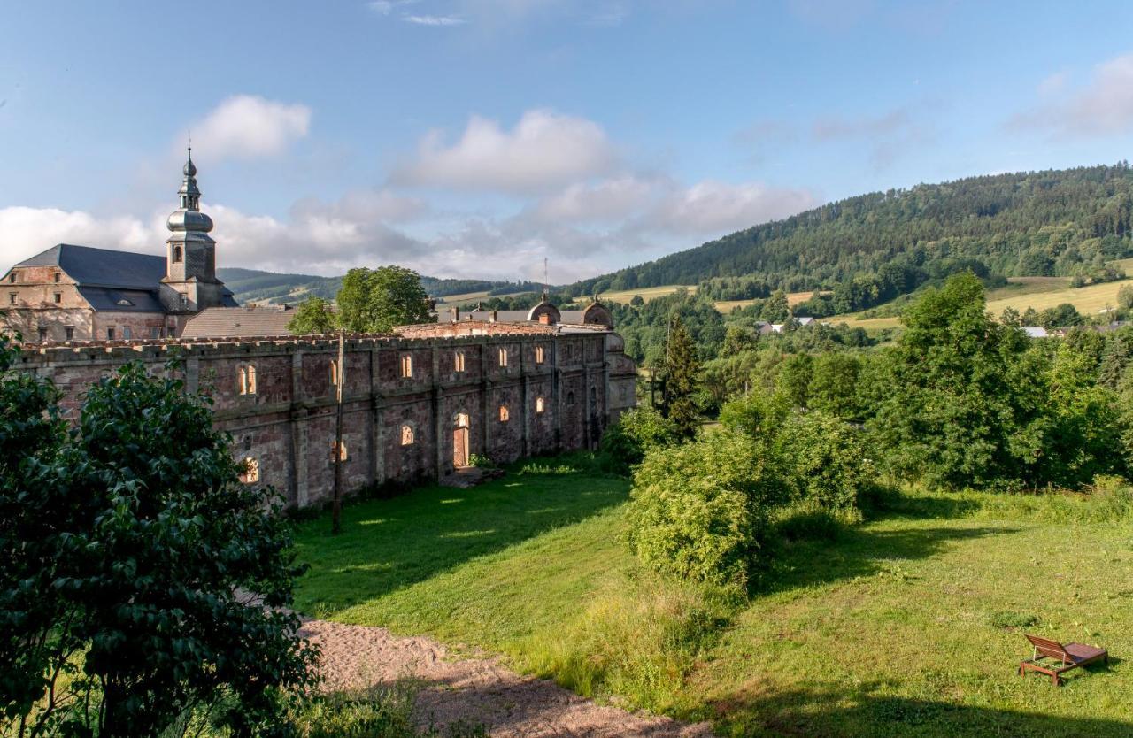 Zamek Sarny - Schloss Scharfeneck Hotel *